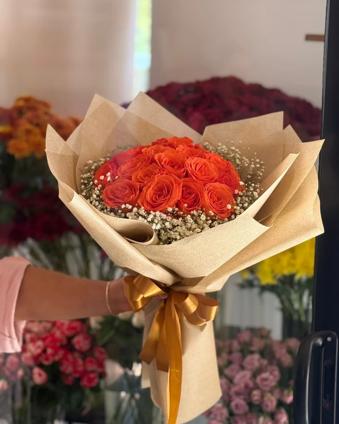 Bouquet de roses rouges en dôme, emballage kraft