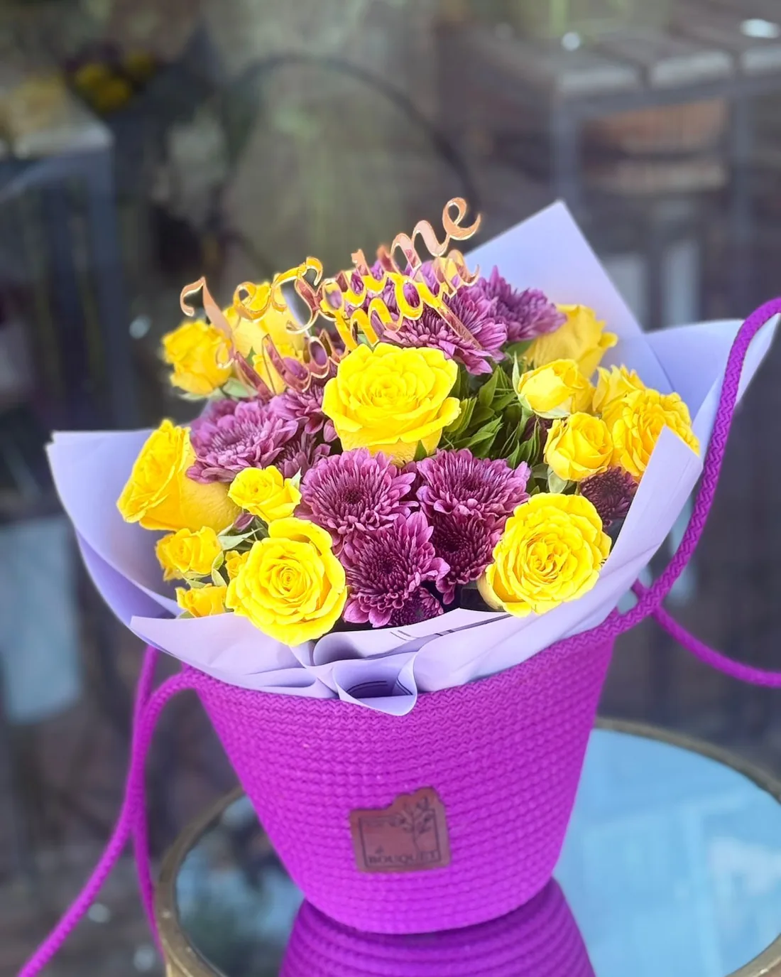 Coffret cadeau fleuri jaune et violet