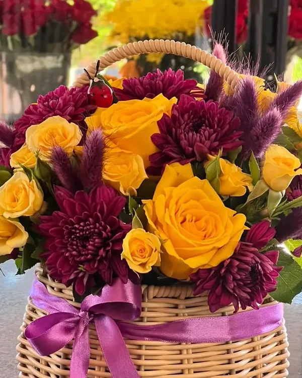 Composition florale en panier, roses jaunes et chrysanthèmes