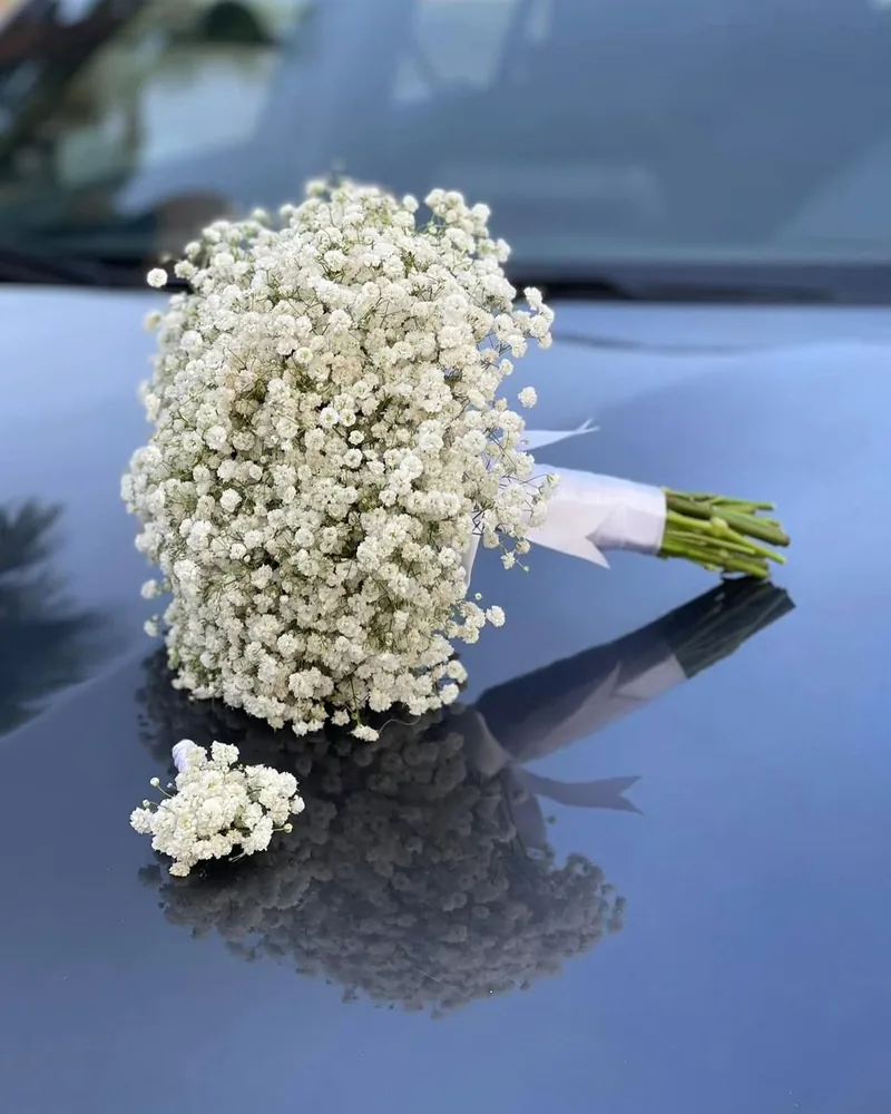 Composition élégante en fleurs de saison