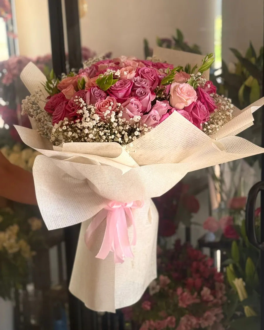 Bouquet de roses poudrées, emballage crème