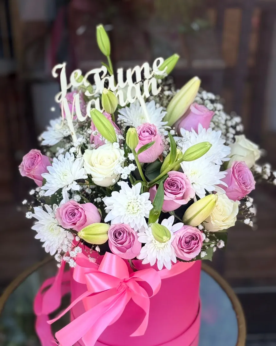 Coffret fleuri roses blanches et violettes