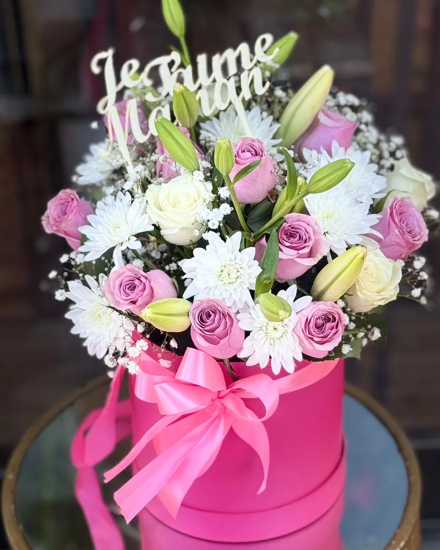 Coffret fleuri roses blanches et violettes