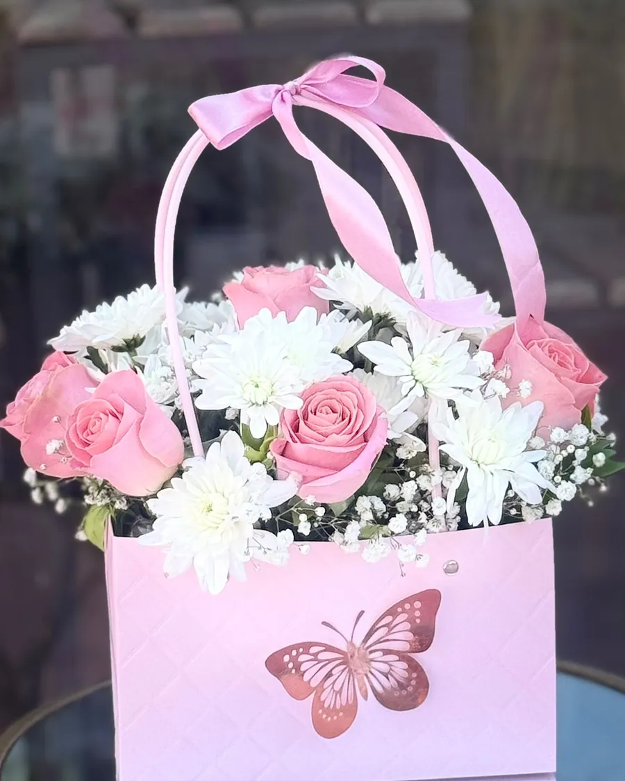 Sac garni de roses et chrysanthèmes